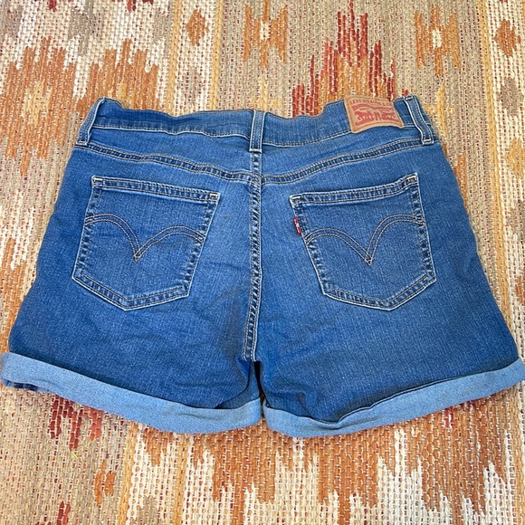 Embroidered Stretchy Levi’s Shorts - Picture 3 of 3
